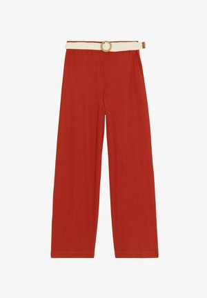 Rote, gerippte weite Hosen mit einem cremefarbenen, gewebten Gürtel und einer runden Schnalle. Die Stofftextur ist weich und leicht dehnbar.