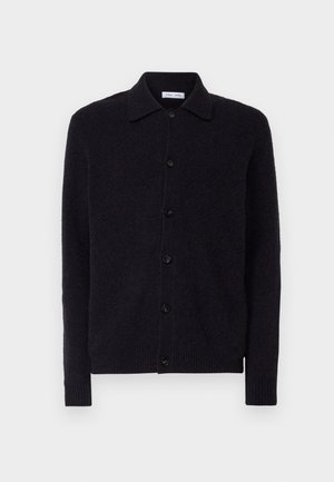 Granatowy kardigan z miękkiego materiału, z kołnierzykiem, sześcioma czarnymi guzikami oraz ribbowymi mankietami i dołem.