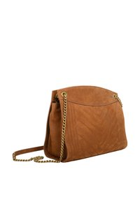 Bolso de mano de gamuza color canela con costuras en forma de chevron, herrajes en tono dorado y correa de cadena. Presenta una forma estructurada y un asa superior única.