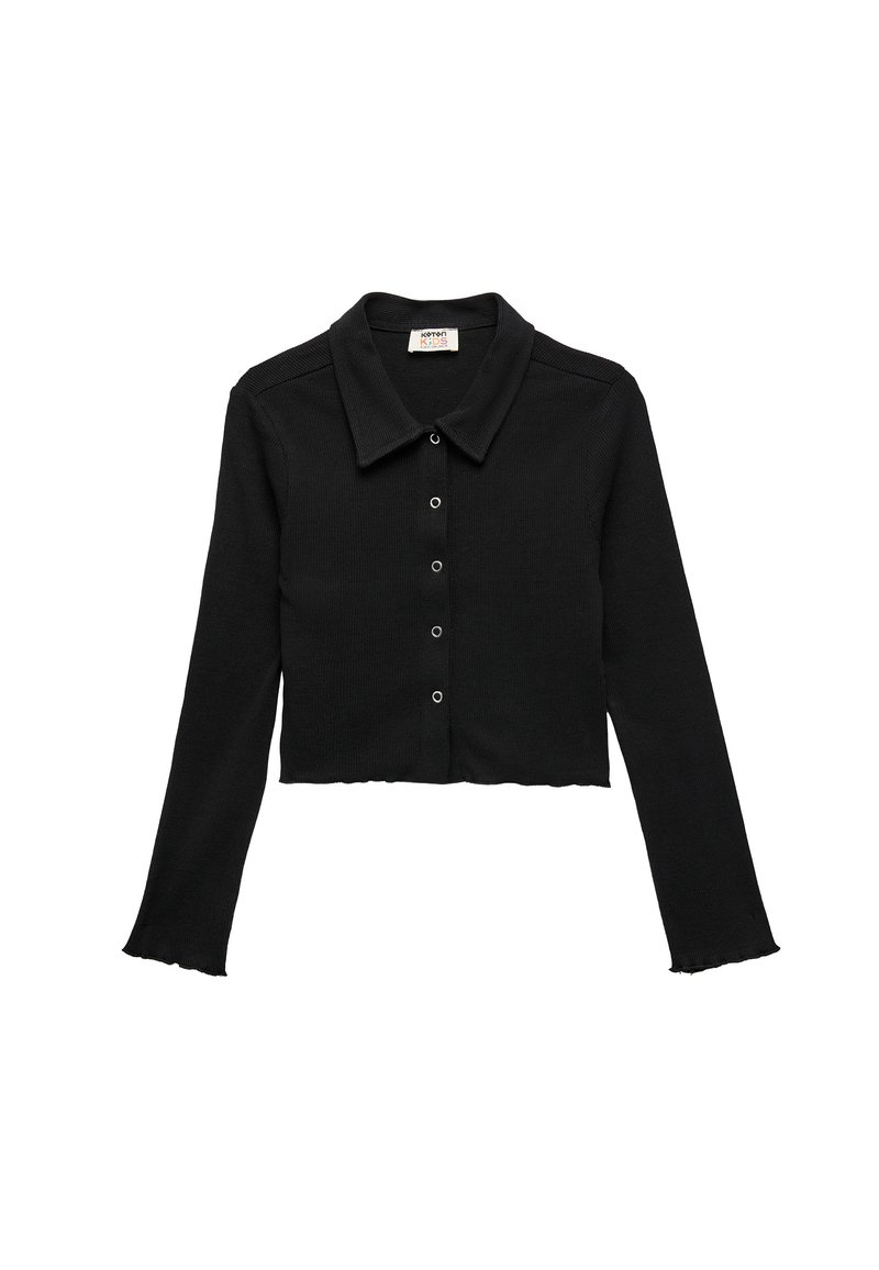 Zwarte cropped overhemd met lange mouwen, een gestructureerde kraag, knopenlijst aan de voorkant, geribbelde textuur en rafelige zoomdetails.