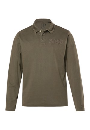 Olive zelená polo košile s dlouhými rukávy vyrobená z bavlny, s límečkem na knoflíky a vyšitým textem na hrudi.