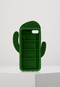 Coque de téléphone en silicone en forme de cactus vert. Dotée de deux bras latéraux et d'un dos texturé avec un motif en grille. Découpe pour la caméra.