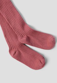 Ribbet pink strømpebukser med en glat tekstur, der har forstærkede tæer og hælområder. Fremstillet af et blødt, strækbart materiale.