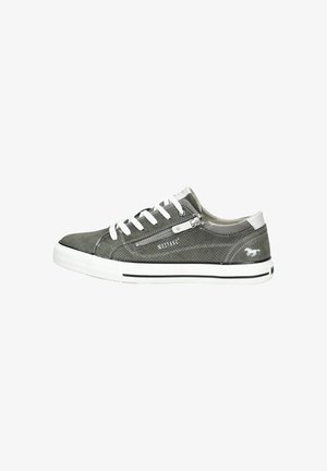 Grau Wildleder Sneaker mit perforiertem Design, weißen Schnürsenkeln, silbernem Reißverschlussdetail und einer weißen Gummisohle mit schwarzen Akzenten.
