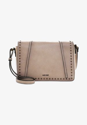 Jasnoróżowa skórzana torebka crossbody z ćwiekowanymi akcentami, o strukturalnym kształcie i regulowanym pasku. Posiada logo marki z przodu.