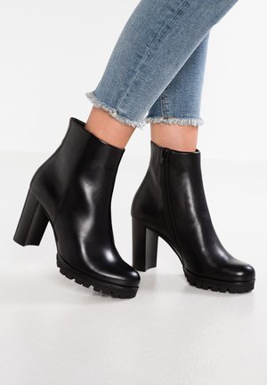Højhælede støvletter - black