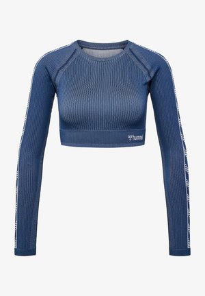 Langsleeve, blauwe geribbelde crop top met een ronde hals en witte patroonstrepen langs de mouwen, logo afgedrukt nabij de onderzoom.