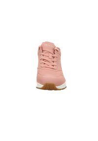 Rosa Skechers Sneaker mit einer glatten synthetischen Oberseite, gepolstertem Kragen, Schnürdesign, weißer Zwischensohle und strukturiertem Gummi-Außensohle.