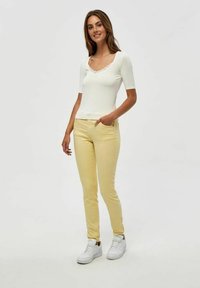 Desires LOLA GARMENT DYE - Jeans Slim Fit - pale yellow