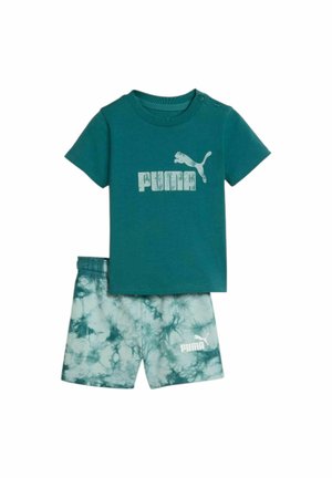 T-shirt à manches courtes pour tout-petit couleur sarcelle avec logo Puma, associé à un short tie-dye vert et blanc avec logo Puma sur la jambe gauche.