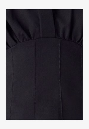 Zwarte stoffen lijfje met geplooide textuur bovenaan en verticale naden. Het materiaal lijkt glad met een lichte glans.