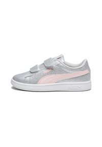 Sneakers argentati glitter con accenti rosa, fasce in Velcro, colletto imbottito e suola in gomma bianca. Logo del marchio visibile sul lato.