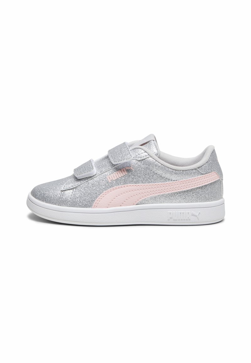 Sneakers argentati glitter con accenti rosa, fasce in Velcro, colletto imbottito e suola in gomma bianca. Logo del marchio visibile sul lato.