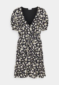 Robe portefeuille fleurie en tissu noir ornée de fleurs blanches et jaunes, manches courtes bouffantes, décolleté en V profond, ceinture nouée à la taille et jupe à volants.