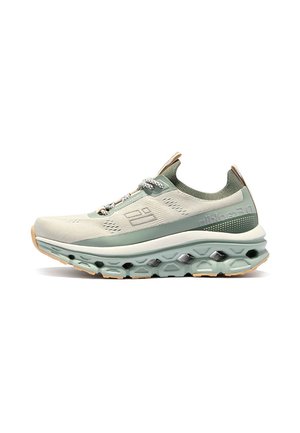 Zapatilla deportiva verde claro y beige con suela gruesa acolchada, parte superior tejida, cordones estampados y detalles laterales con marca.