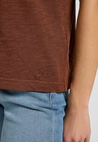 Lee PERFECT TEE - T-shirts basic - luxe brown