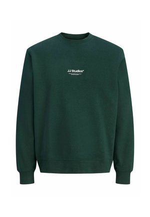 Mørkegrøn crewneck sweatshirt med lange ærmer og hvid "JJ Studios" tekst centreret på brystet.