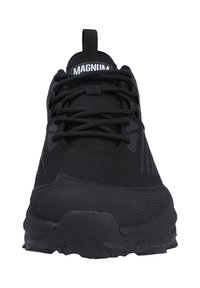 Schwarze Sportschuhe mit einem Mesh-Obermaterial, verstärkter Zehenkappe, strukturierter Gummisohle und zentralem Schnürsystem. Verfügen über eine Zuglasche an der Ferse.