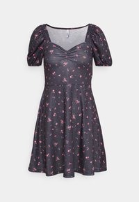 Černé šaty s krátkými puff rukávy, čtvercovým výstřihem, nařaseným předním dílem a malým růžovým květinovým potiskem po celém povrchu. Měkký, pružný materiál.