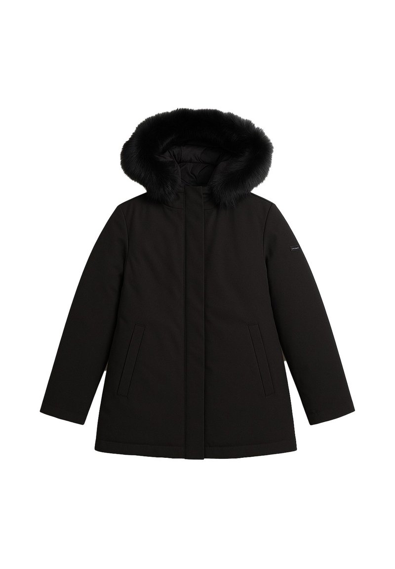 Cappotto invernale nero con maniche lunghe, due tasche frontali e cappuccio con bordo in pelliccia sintetica nera.