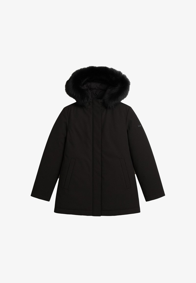 Cappotto invernale nero con maniche lunghe, due tasche frontali e cappuccio con bordo in pelliccia sintetica nera.