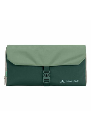 Bolsa plegable rectangular en verde y verde oscuro con cierre de hebilla de plástico y logo de Vaude en la parte frontal.