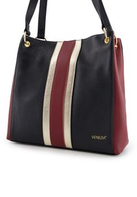 Sac à main en cuir noir et bordeaux avec des rayures métalliques dorées et une surface texturée. Équipé de quincaillerie dorée et d'un détail de logo.