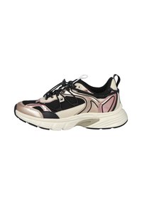 Zapatilla chunky con malla negra, paneles metálicos en oro rosa y beige, cordones elásticos negros con tope, y una suela gruesa blanca con dibujo negro.