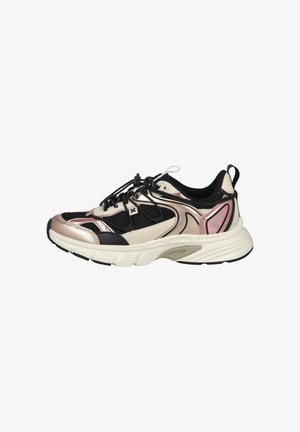 Zapatilla chunky con malla negra, paneles metálicos en oro rosa y beige, cordones elásticos negros con tope, y una suela gruesa blanca con dibujo negro.