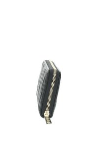 Cartera negra acolchada con una superficie texturizada, que presenta un cierre de cremallera dorada y una forma rectangular delgada.
