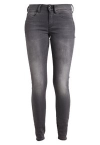 Jeans ajustados de mezclilla gris oscuro, con una textura suave, un ligero desteñido, bolsillos frontales y cierre de botón metálico.