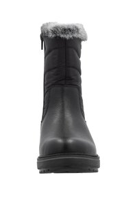 Schwarzer Knöchelstiefel mit einer strukturierten Lederoberfläche, einem gesteppten Stoffschaft und grauem Kunstfellbesatz oben. Ausgestattet mit einer stabilen schwarzen Sohle.