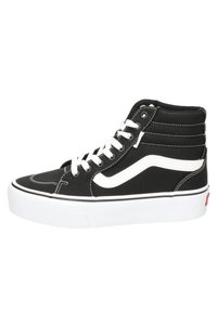 Zapatilla alta negra con acentos blancos, que cuenta con una parte superior de lona, cordones blancos y una suela gruesa blanca, resaltada por un bordado distintivo.