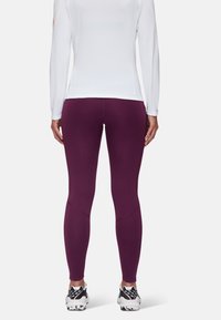 Bordowe legginsy sportowe o dopasowanym kroju, z panelem teksturowym, bezszwowym pasem w talii oraz kontrastującymi detalami ściegów.