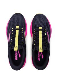 Scarpe da corsa con una tomaia blu navy, lacci gialli e suole rosa. Tessuto texturizzato con dettagli riflettenti e un marchio ben visibile sul lato.