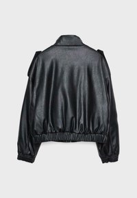 Svart fusk läderjacka med en kort design, elastisk nederkant och rynkade ärmar. Har en hög krage och en slät yta.