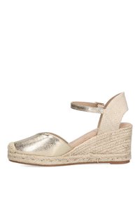 Sandalía de cuña de espadrille metálica dorada con puntera redondeada, suela de yute trenzado y tira en el tobillo hecha de tela texturizada.