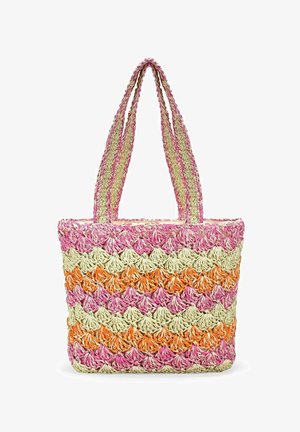 Bolso de mano tejido en colores rosa, naranja y crema. Presenta un diseño texturizado con asas trenzadas, lo que realza su forma estructurada.