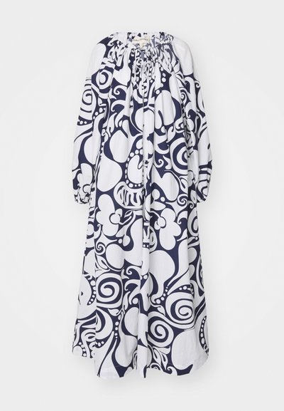 Robe maxi à manches longues, bleu marine et blanche avec un motif, dotée d'un col élastique et d'un buste froncé, présentant des designs abstraits tourbillonnants.