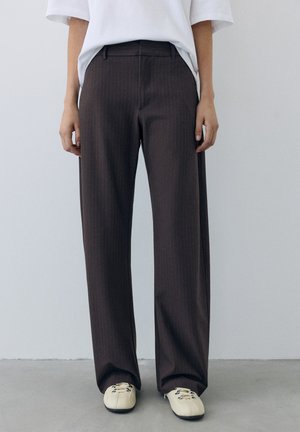 PULL&BEAR, STRIPED - SMART TROUSERS - Pantalon classique - brown