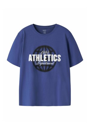 T-shirt bleu à manches courtes avec col rond, comportant un graphisme globe noir et un texte blanc «1984 ATHLETICS Department» sur le devant.