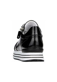 Svarta lacklädersneakers med rund tå, vitrandig sula och bakre ögla. Har en sidospänne p å ovansidan.