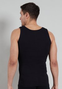 T-shirt sans manches noir avec un col ras du cou, un design ajusté, une texture côtelée et une finition lisse. Pas de marque ni de motifs visibles.