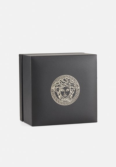 Schwarze rechteckige Box aus strukturiertem Material, mit einem goldenen Medusa-Emblem, umgeben von einem griechischen Schlüssel-Muster.