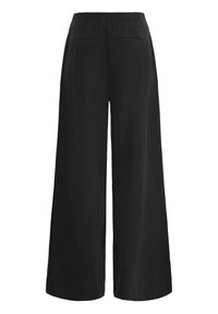 Mustad laiad püksid elastse vöökohaga ja kahe taga asuva lipsutaskuga, nähtaval tagantpoolt valgel taustal.