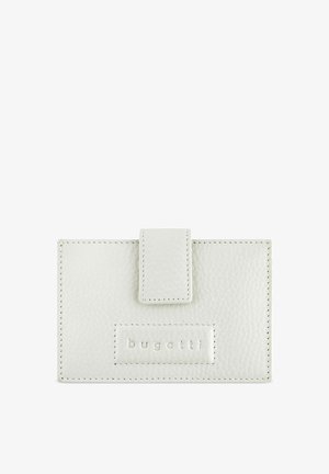 Porte-cartes en cuir blanc avec une finition texturée, doté d'une fermeture à rabat sur le devant et d'un logo embossé. Les bords cousus accentuent le design.