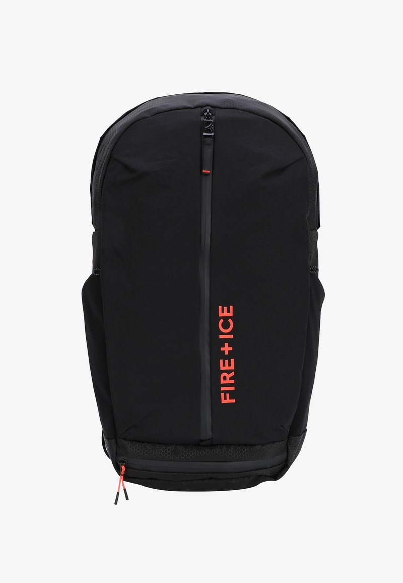 Črn nahrbtnik za hrbet zaobljene oblike, ki ima sprednji zadrgo in izrazit rdeč "FIRE + ICE" logotip. Tkanina se zdi trpežna z teksturiranimi detajli.