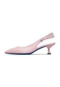 Tacchi slingback in pelle rosa con punta affusolata, suola blu e una cintura testurizzata decorata con borchie. Tacco a stiletto di 3 pollici.