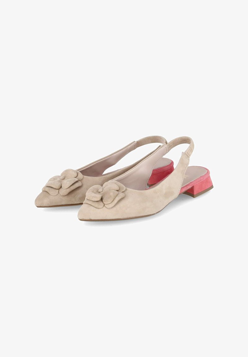 Beige suède slingback schoenen met een puntige neus en bloemaccenten; lage rode blokhak. Zachte textuur en vrouwelijk ontwerp.