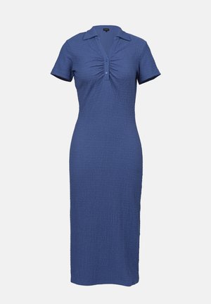 Blå klänning med kort ärm och krage, texturerad tyg, veckdetaljer vid bröstet och en figurnära silhuett.